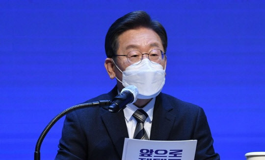 이재명 더불어민주당 대선 후보가 19일 서울 강남구 한국과학기술회관에서 열린 '과학기술인이 묻고, 이재명이 답하다'- 한국과학기술단체총연합회 초청 과학기술 정책토론회에서 기조연설을 하고 있다. <연합뉴스>